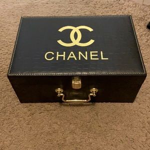 Super cute jewelry, perfume, etc holder and/or travel case. Not authentic